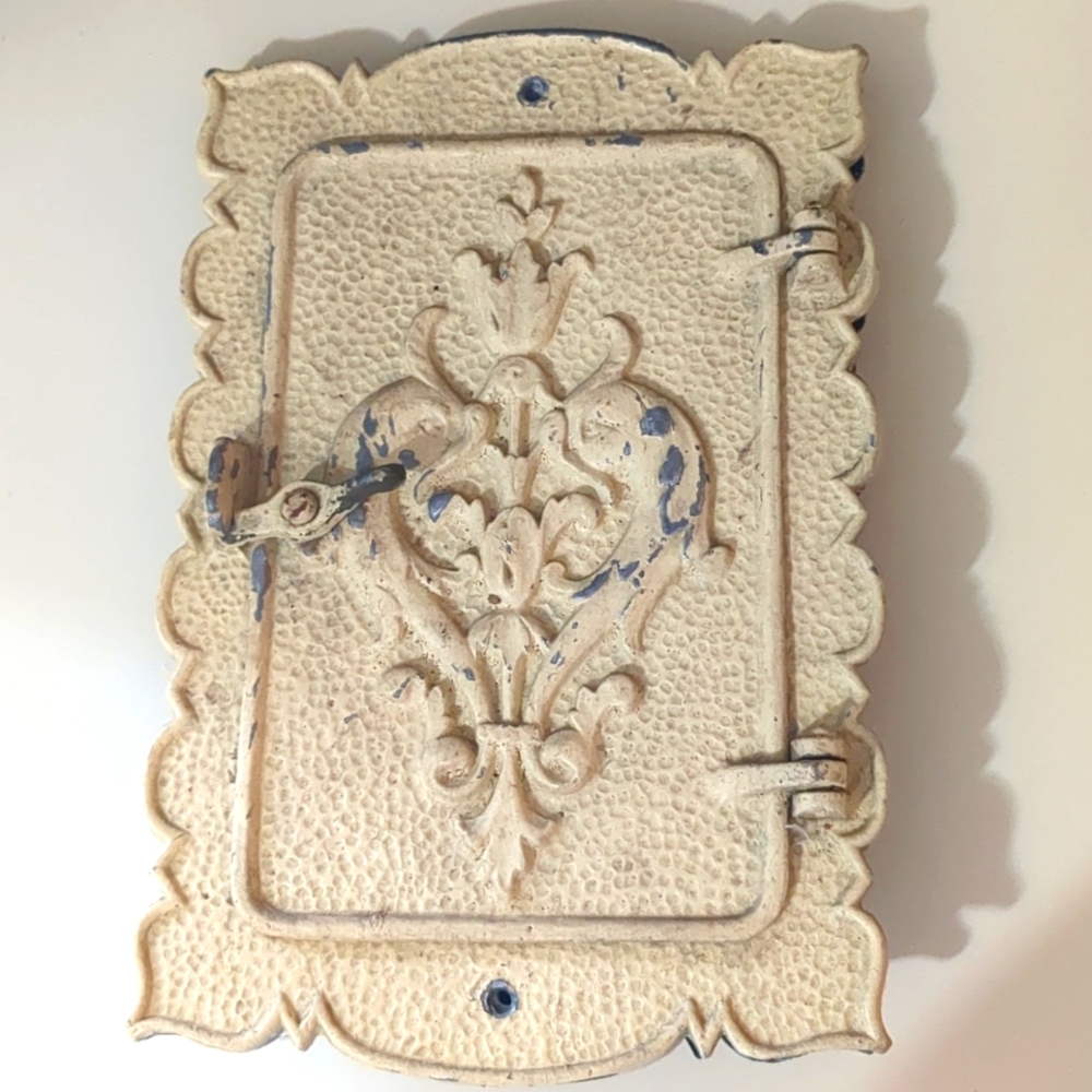 Luktrudor Vintage Speak Easy peek a boo door